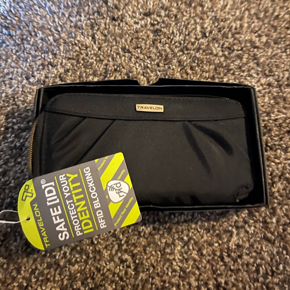 Travelon Black Wallet